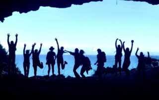 Diese Tanzaufnahme in einer Höhle auf Formentera zeigt die unterschiedlichen Eigenschaften des Charakters.